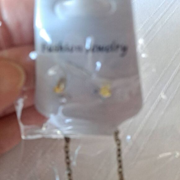 Ladies Butterfly pendant necklace and earring set Nwt - Picture 5 of 5